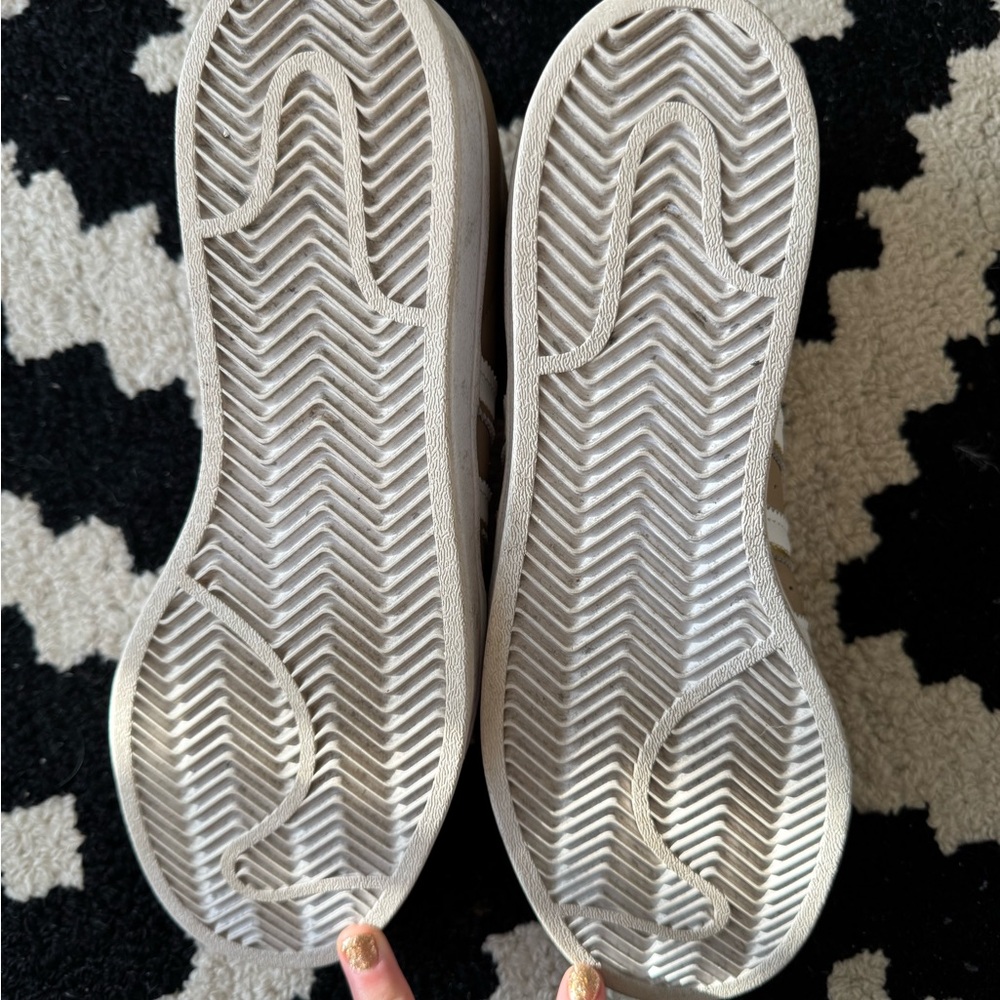 Adidas Superstar size 9 with minimal wear. - Picture 9 of 9